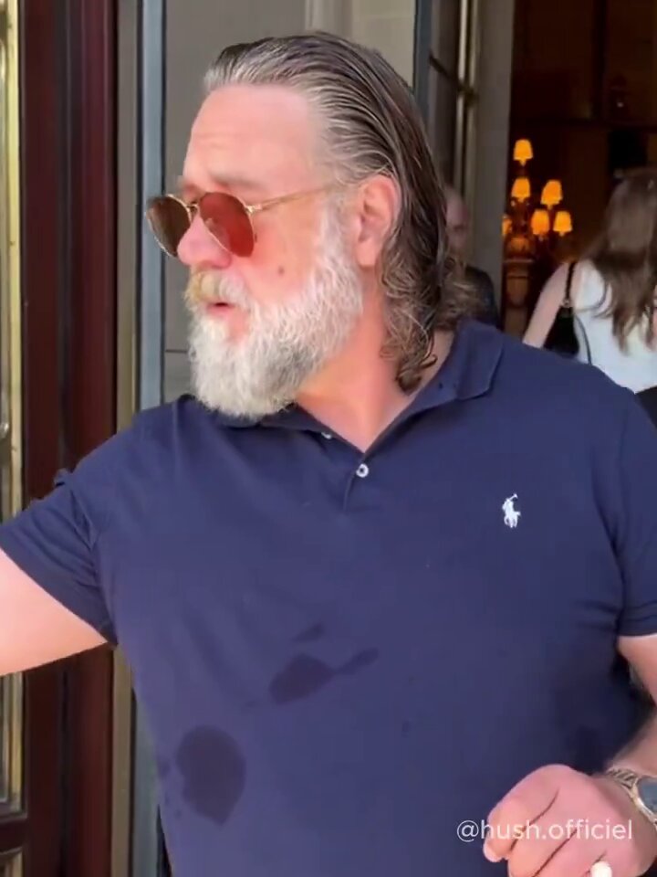 Russell Crowe, Paris’te imza almak isteyen hayranlarına sert çıktı: “Olduğunuz yerde kalın. Üstüme çıkmayın a**na koyayım! Ben sizin yanınıza geleceğim. İçinizden biri götlük yaptığı an çeker giderim."