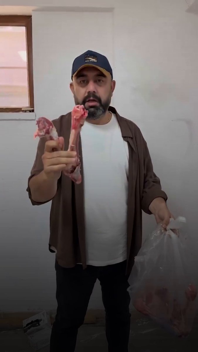 Etini tamamen sıyırıp yardım diye yolladılar Ülke çapında yaptığı yardımlarla bilinen Ankara Abisi mahlaslı Yasin Oyanık bu yıl da ihtiyaç sahiplerine kurban eti ulaştırmak için bir yardım organize etti. Yapılan yardımlar arasında eti tamamen sıyrılmış kemiklerine olmasına sitem eden Oyanık “Yolumuzu bekleyen garip yetim öksüz, ebeler dedeler var. Alın size düşen payınız bu diyemem” ifadelerini kullandı.