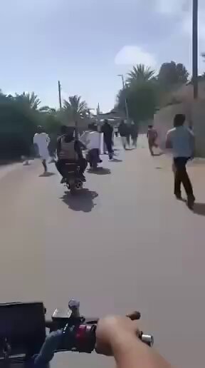 ⚠️ عاجل ⚠️ 📌 الاهالي في دير الزور تلقي القبض على احد عناصر تنظيم داعش الارهابي المشاركين باغتيال القيادي في الامن الداخلي راتب العطيوي 📌 الاهالي قاموا بتسليم العنصر للامن الداخلي 📌 الانباء الاولية تشير لمقتل العنصر الثاني الذي شارك بعملية الاغتيال على يد الاهالي