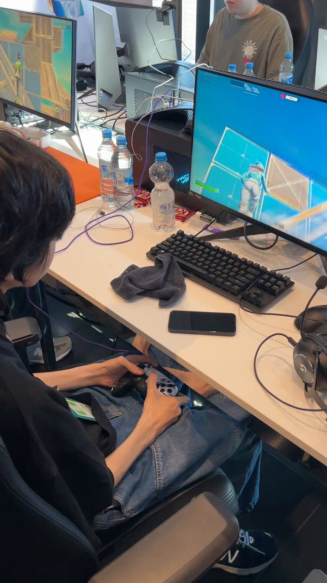 FNCSとEWCの2連続で世界大会を決めたNalu選手 異例のPAD感度100%での安定した建築とエイム力。 ブラジルの選手と2vs2をしてその強さに賞賛される。 感度が高い分、繊細な指先の操作が必要で、スティックがあまり動いていないのが特徴的👀 #FNCS