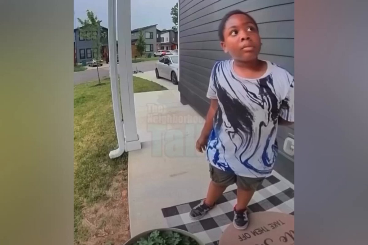 😂 BOLD: A young boy smelled his neighbor grilling, knocked on the door, and asked, “Y’all still grillin’?” He left with two bags of cheetos instead of a plate. 🫠 Bro came for ribs and got Cheetos. 😭