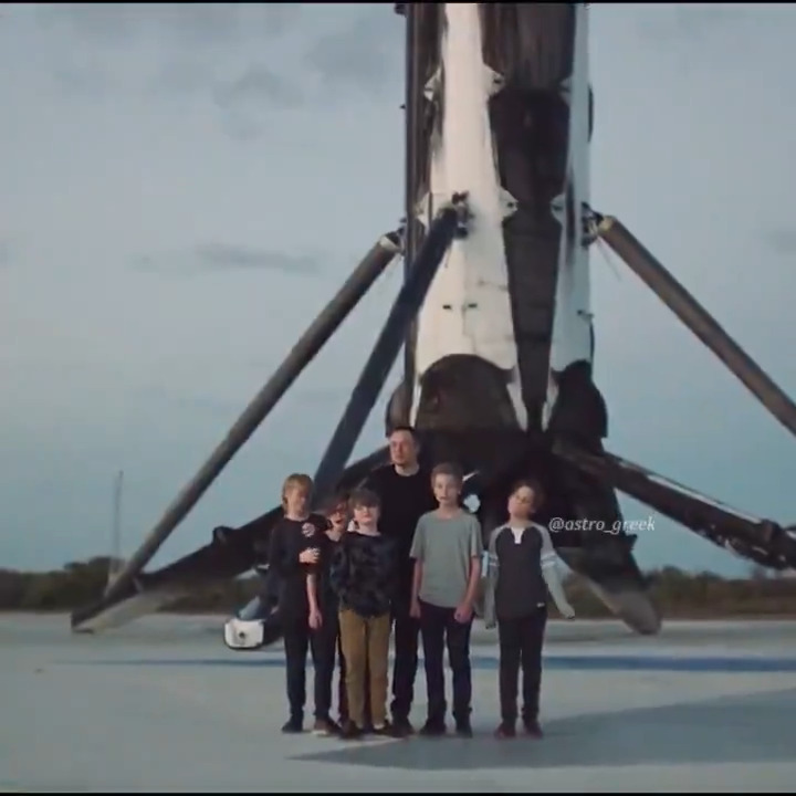 Behind the genius, the rockets, and the memes... is a father who clearly loves his boys with all his heart Elon as a dad is pure gold❤️