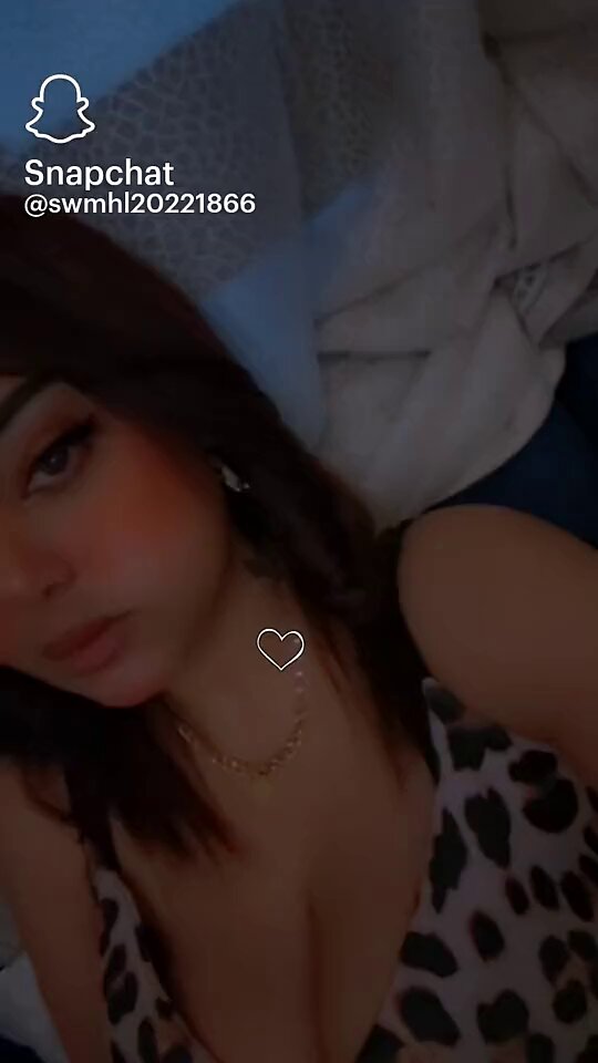 مخزنه وبين اطعمهن سكر