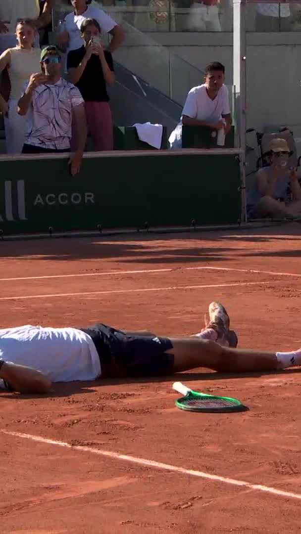 Awesome sportsmanship after a huge battle 👏 #RolandGarros