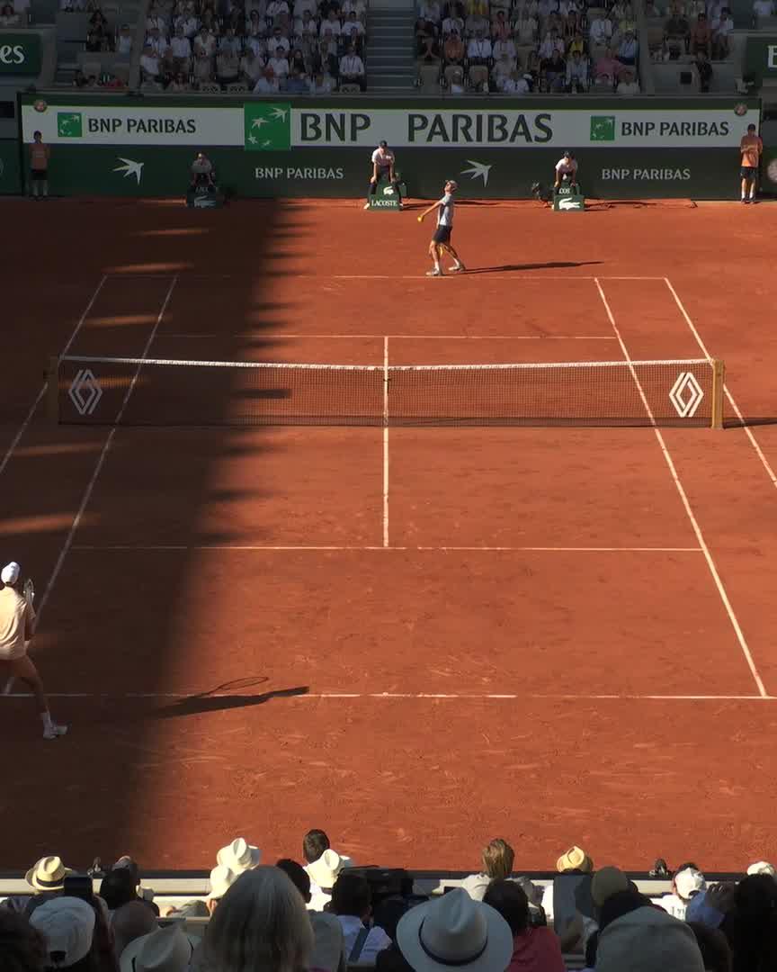 Valentin Royer pourra dire à ses enfants : J'ai pris un set à Novak Djokovic en sauvant deux balles de match et en jouant l'acier. #RolandGarros