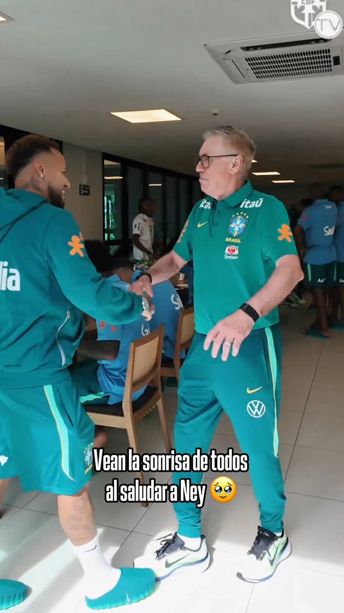 ¡Llegó el ídolo de todos! 🇧🇷 Vean las caras de los seleccionados y Ancelotti al saludar a Neymar 🥹 (vía CBF_Futebol)