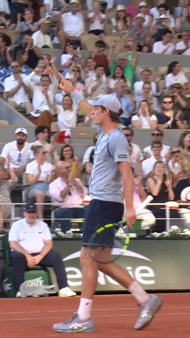 La demi-volée somptueuse de Valentin Royer pour sauver une balle de match contre Novak Djokovic. Il m'a donné des frissons. #rolandgarros
