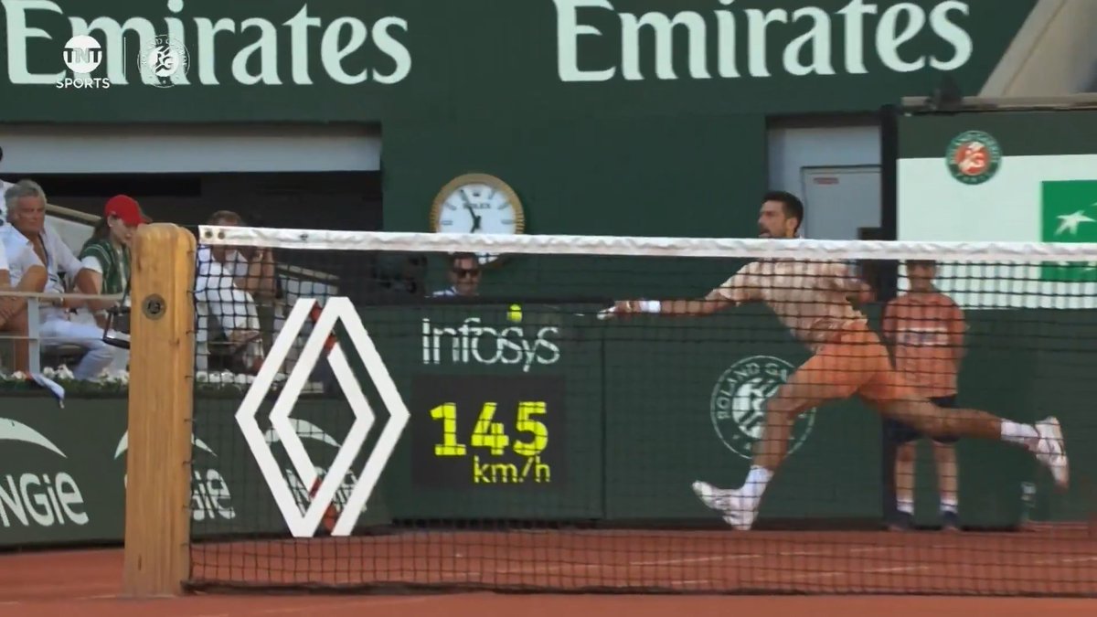 HOW DID DJOKOVIC PULL THAT OFF?! 🤯 No. 3 Novak Djokovic gets the point and the win over Valentin Royer 🔥 Watch Roland-Garros on TNT 📺