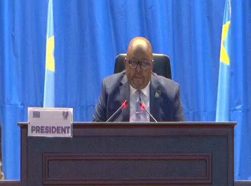 ASSEMBLÉE NATIONALE : le Président Aimé Boji Sangara défend la sérénité des travaux parlementaires sur la proposition de loi relative au référendum en RDC À la suite de la suspension de la participation du groupe parlementaire Ensemble, membre de l’opposition, aux travaux consacrés à la proposition de loi sur l’organisation du référendum en République démocratique du Congo ce mercredi 27 mai, le Président de l’Assemblée nationale, l'honorable Aimé Boji Sangara, a tenu à recadrer le débat et à appeler au respect de la sérénité institutionnelle. Dans une intervention ferme, le Speaker de la Chambre basse du Parlement a invité l’opposition à éviter toute démarche susceptible de troubler l’opinion publique, rappelant que les discussions en cours doivent rester centrées sur les enjeux législatifs, sans alimenter la confusion ni les tensions inutiles. Le Président de l’Assemblée nationale a rappelé que la représentation nationale poursuit, dans le calme et la responsabilité, sa mission constitutionnelle de légiférer au service de la République démocratique du Congo. Il a également souligné que cette proposition de loi vise à doter le souverain primaire d’un cadre juridique clair lui permettant de se prononcer démocratiquement sur les grandes questions engageant l’avenir de la Nation. Par cette mise au point, l'honorable Aimé Boji Sangara entend recentrer le débat dans le strict cadre institutionnel et réaffirmer le rôle du Parlement comme espace de dialogue républicain, de délibération et de production normative au service du peuple.