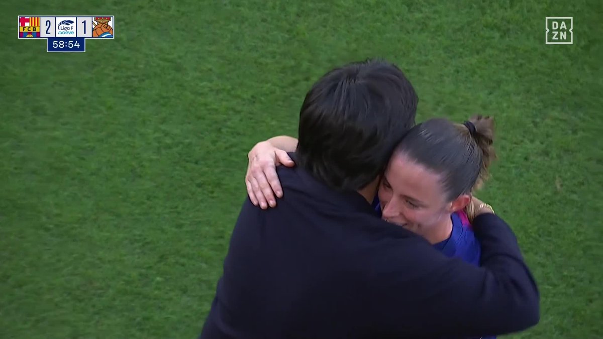 👋🏼 Ona Batlle receives a guard of honour from her teammates and leaves to a standing ovation from the entire Estadi Johan Cruyff as she is set to leave the club at the end of the season.