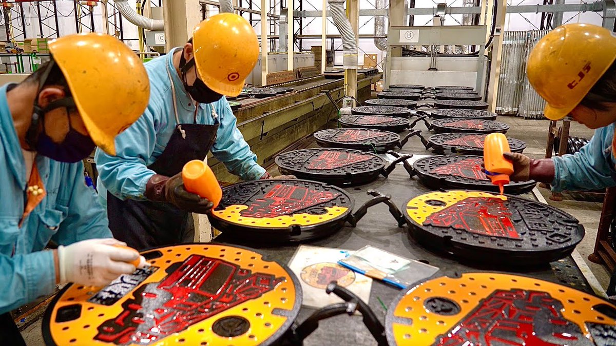 Este vídeo muestra parte del proceso de fabricación de las tapas de alcantarilla decorativas japonesas. Con la pieza ya moldeada, el color se aplica cuidadosamente a mano en cada zona del diseño, transformando un elemento funcional en arte urbano. #Japón