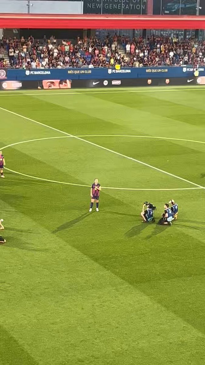 🥹 Alexia Putellas singing ‘Un dia de partit’ with the fans. 🎥 Gerard Lorente
