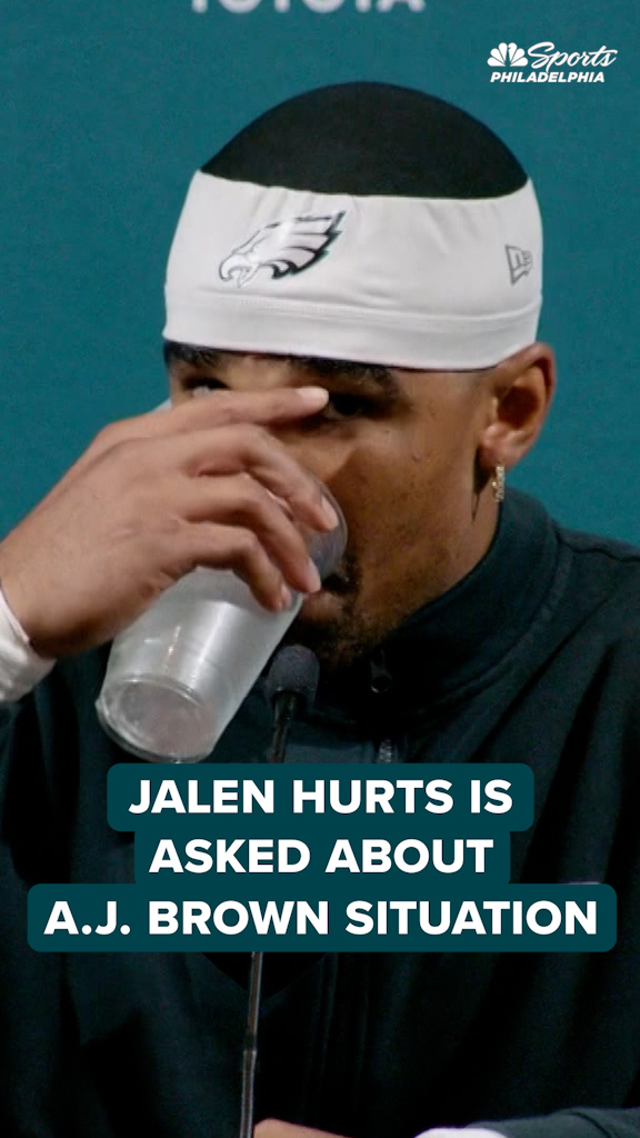 "Picked the right question to sip on" 😂 Jalen Hurts delivers heartfelt response to questions about A.J. Brown situation.