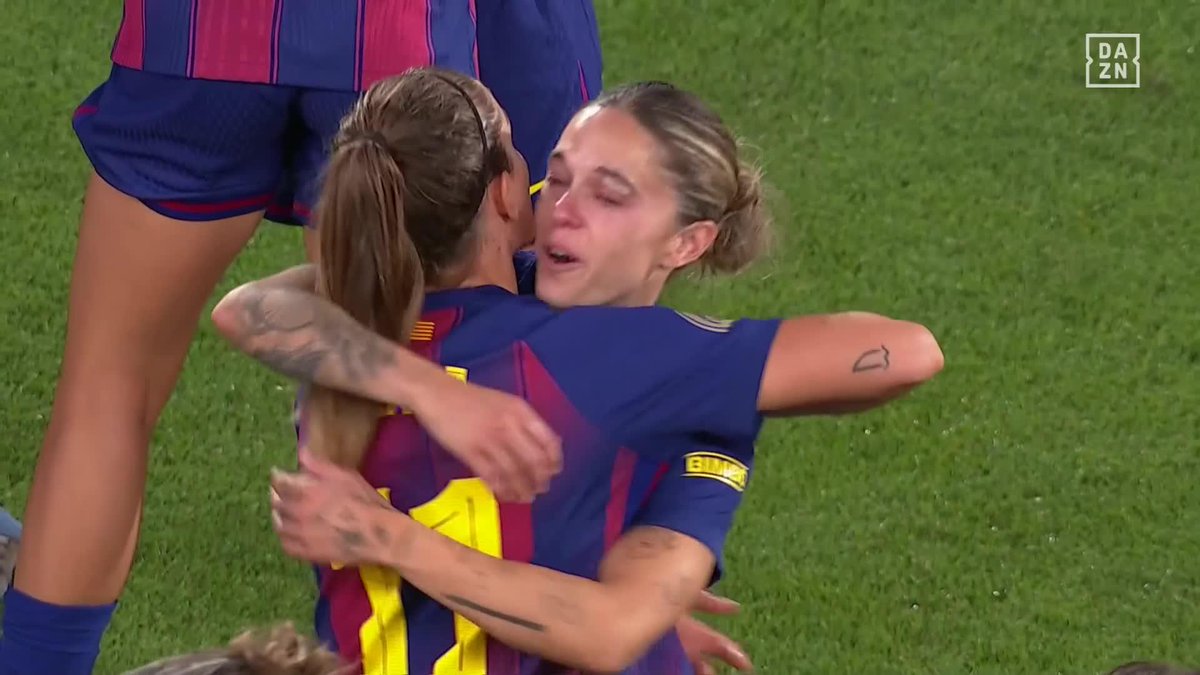 ABRAZO ENTRE LEYENDAS. PURO FC BARCELONA FEMENÍ Alexia Putellas y Mapi León se despiden del equipo de su corazón emocionadas 🥹🫂 #LigaFenDAZN ⚽