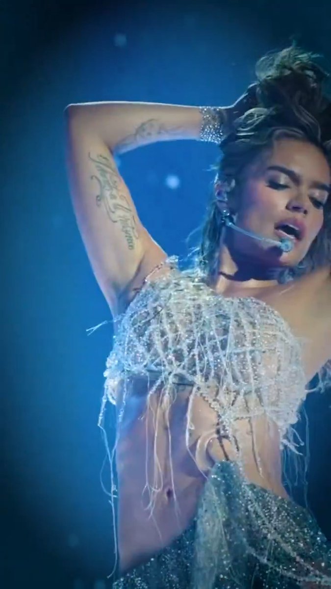 The kind of performance that only @KarolG could deliver. 🙌 #AMAs
