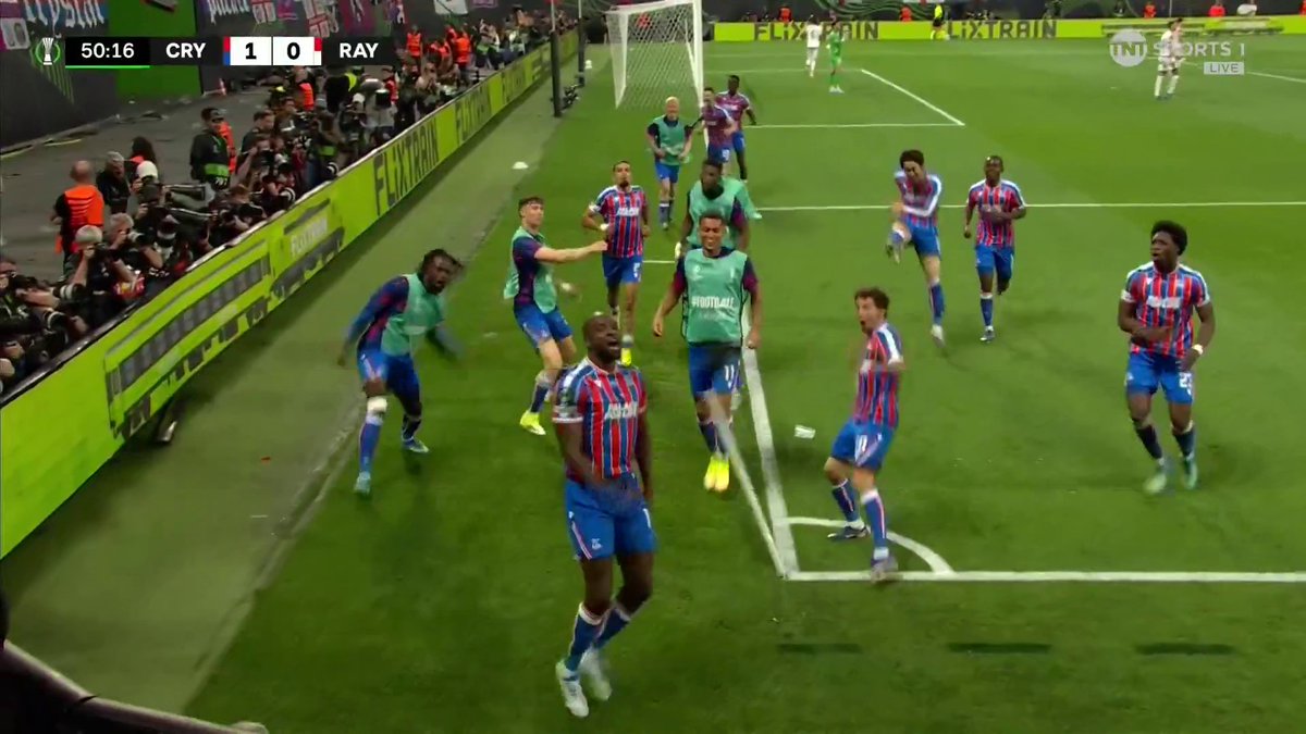 That Mateta celebration NEVER gets old… What a moment for them Palace fans 👏