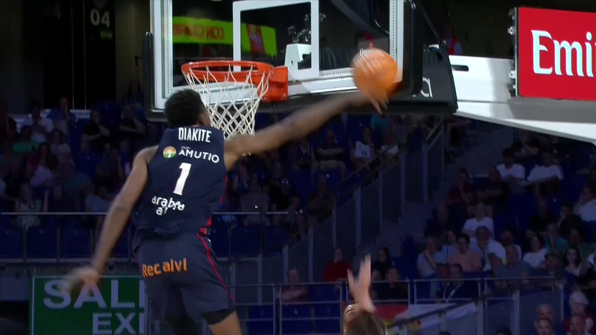 😳 ¿Esto ha sido un GORRO... o un BLOQUEO DE VOLEIBOL? Vaya brinco de MAMADI DIAKITE, Kosner Baskonia. 📺 DAZN España | #LigaEndesa