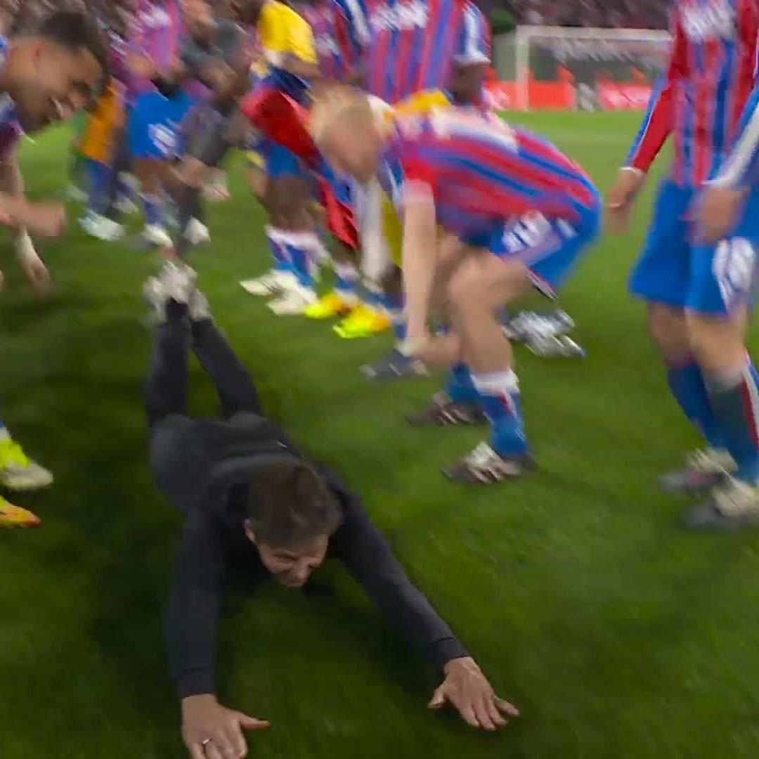 Oliver Glasner to legenda Crystal Palace i nie ma w tym cienia przesady. Zdegradowani do Ligi Konferencji. Nie obrazili się na świat, tylko sobie ją wzięli. Futbol kocha takie historie. 🦅🦅 🔝
