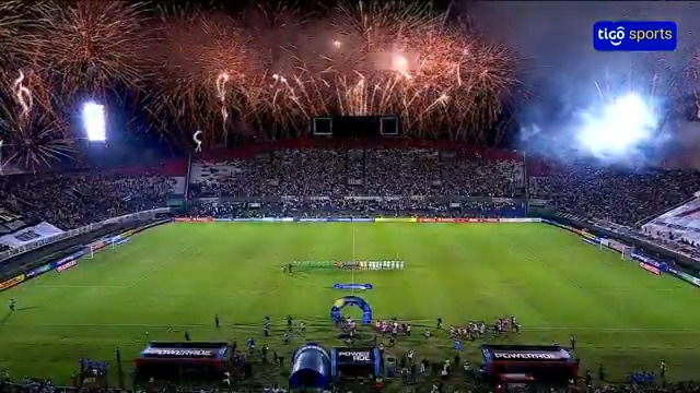 👏Espectacular recibimiento de la hinchada franjeada para recibir a Olimpia y Audax Italiano. 📺Tigo Sports ▶️Viví la CONMEBOL #Sudamericana en