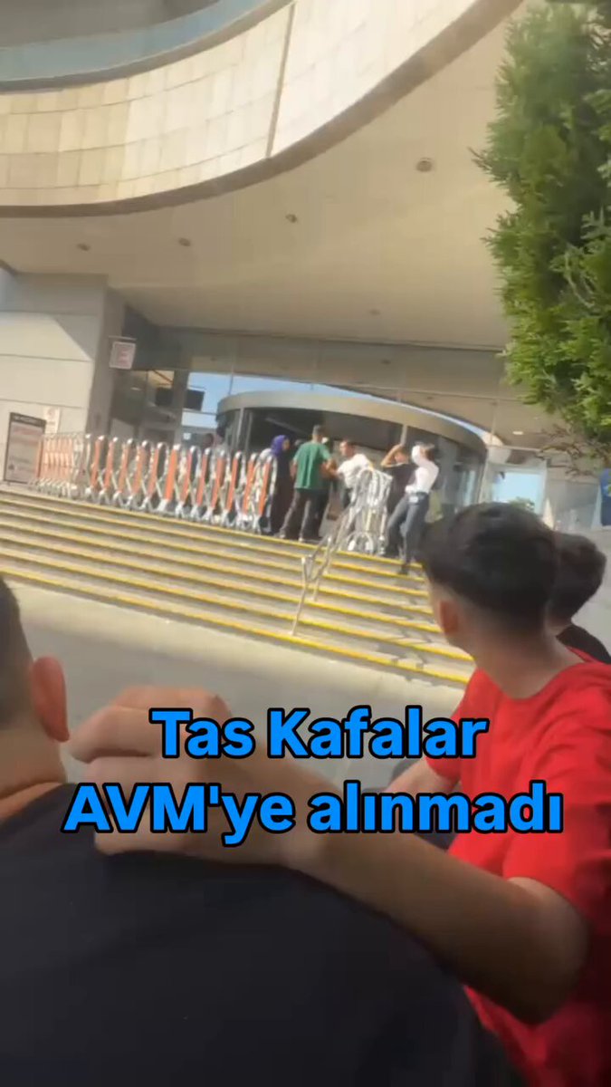 Adana’da bir AVM, “taş kafa” olarak tabir edilen gençler ile 18 yaş altındakilerin girişini yasakladı. Kamerayla o anları çeken kişi karara itiraz etti: “Çocuğu annesiyle bırakmıyor ya. Böyle şey olmaz. Her bayram böyle. Ayrımcılık var, kızları alıyorlar.”