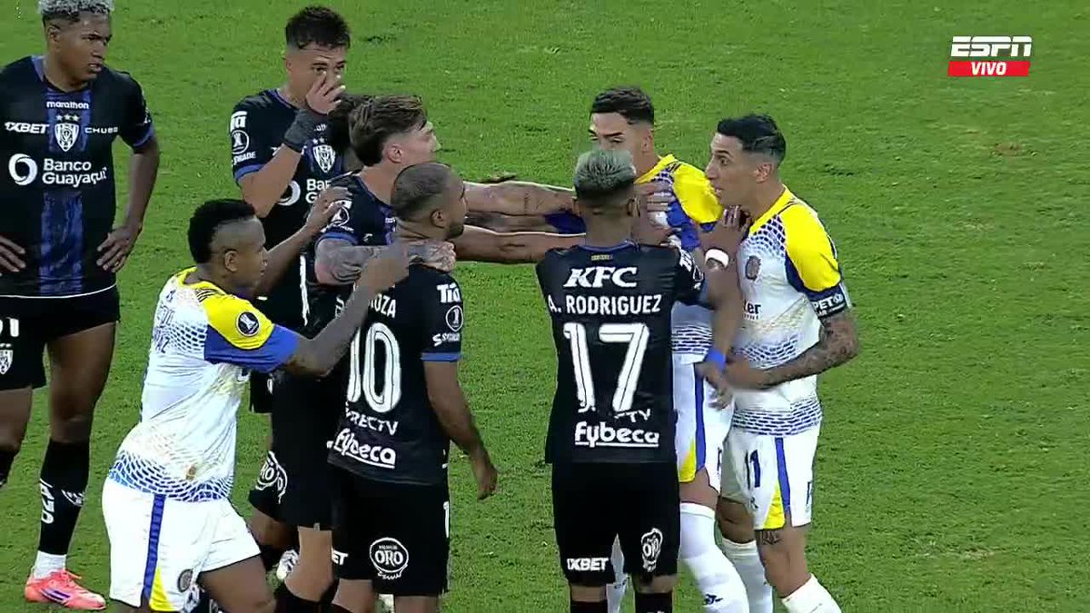 Campaz se iba mano a mano contra el arquero de IDV, pero el árbitro Raphael Claus decidió TERMINAR EL PRIMER TIEMPO. INCREÍBLE. 😳⚠️