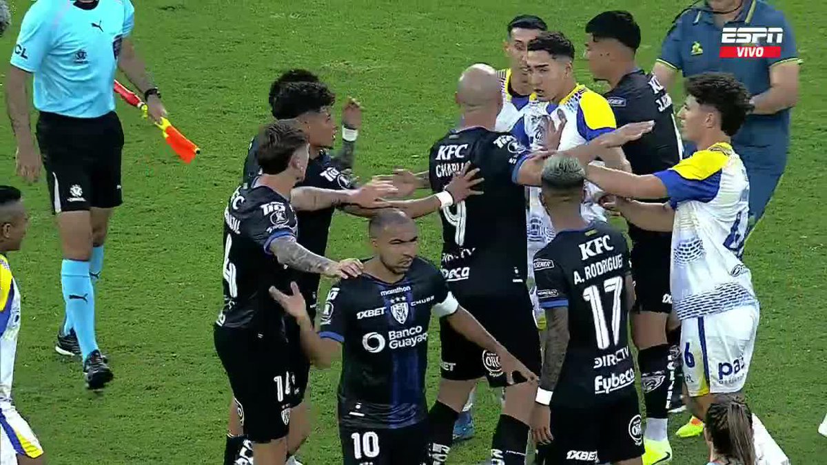 Así fue el picante cruce entre Junior Sornoza y Ángel Di María al finalizar el primer tiempo, algo no le gustó al argentino que reaccionó así.