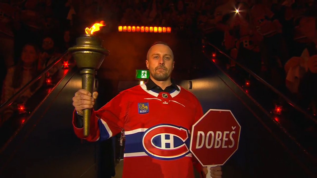 Jaroslav Halak carried the torch out for Game 4 in Montreal, and showed his support for Jakub Dobes in the process 😂🛑 #StanleyCup 🇺🇸: NHLonTNT 🇨🇦: Sportsnet & TVA Sports