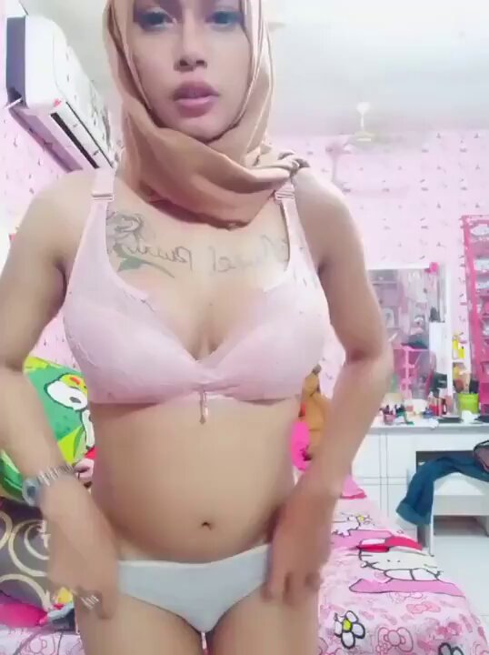 البنت ال معاك ف الشغل اللي هتموت وتكلمها الملتزمة المحجبة اللي مبتسلمش بالايد❤️😂