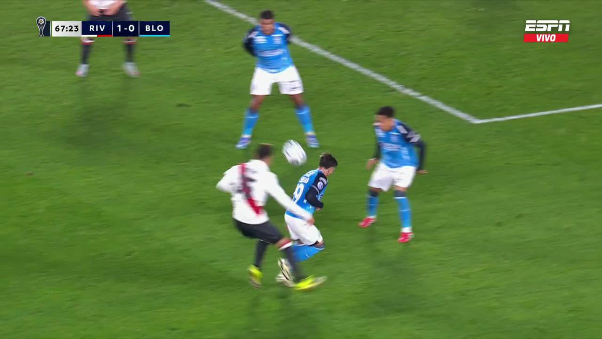 Sí. Segundo penal que le dan a River frente a Blooming. El jugador de River se deja caer y el árbitro Roberto Pérez favorece nuevamente al equipo argentino que necesita de penales para podee ganarle al humilde equipo boliviano en la Copa Sudamericana.