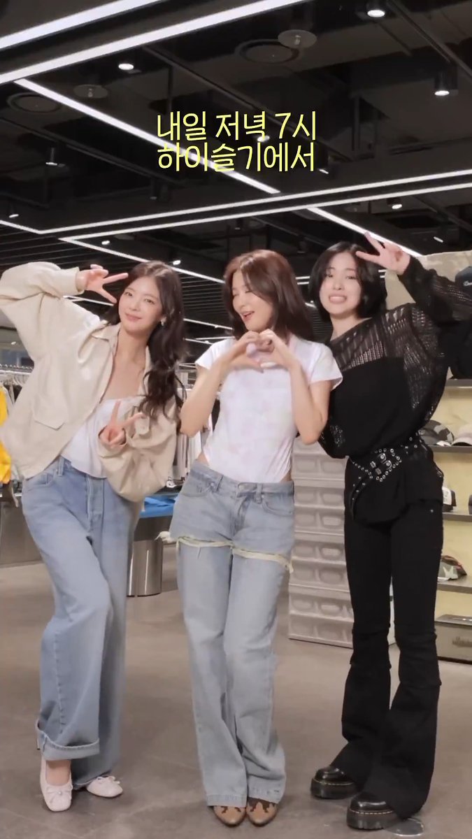 itzy that's a no no challenge with seulgi 😍 ryujin and lia @ hi seulgi tomorrow 💞