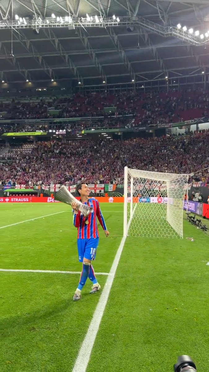 ／ 日本代表・鎌田大地、チームメイトに促され...🏆 ファンの前に出て、優勝の喝采を受ける🎉 ＼ UEFAカンファレンスリーグ決勝でも“効いていた”鎌田大地。 攻撃面では前を向いてパスを出し、気の利いた守備も披露。クラブ史上初の欧州タイトル獲得に大きく貢献した✨ #WOWOWでECL決勝 #UECLfinal