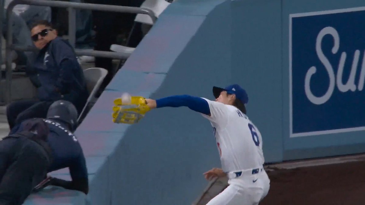 What a grab! This is Hyeseong Kim's first time playing left field in the Majors 🤯