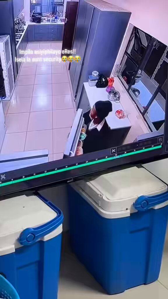 A whole security guard didn’t know that there are cameras?🥹