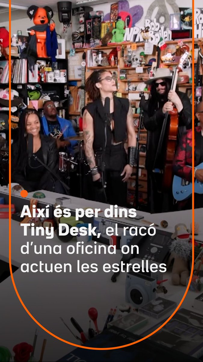 És la taula d'oficina més famosa del món i també l'escenari més petit. Pel Tiny Desk de l'NPR, la ràdio pública nord-americana, hi han passat artistes consagrats i noms encara per descobrir. Així funciona per dins
