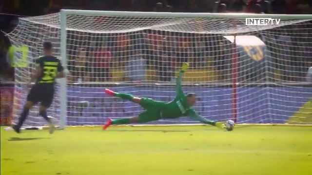 Performa Samir Handanovic emang menurun pas akhir kariernya. Namun sampe hari ini saya percaya kalau kiper Inter di zaman banter (2012-2020) bukan dia, I Nerazzurri bisa ada di posisi yang lebih jeblok saat itu.