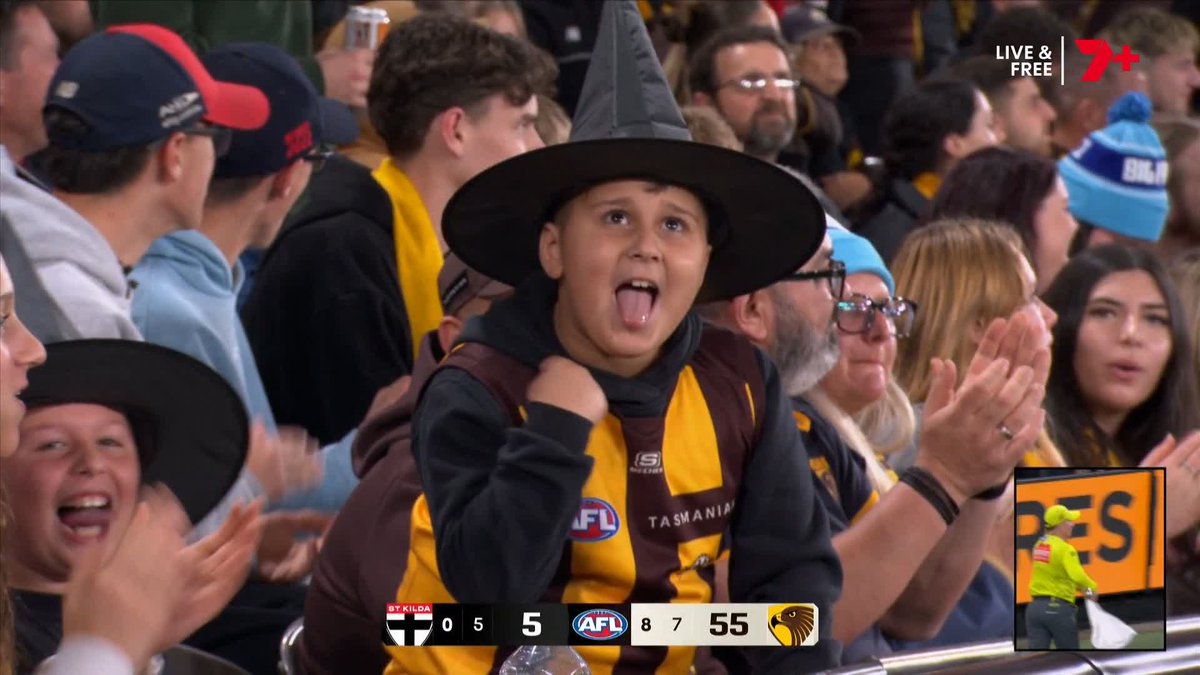 Nick Watson went off his line. NO SCORE. 😳 HT: Hawthorn 8.7 (55) leads St Kilda 0.5 (5) #AFLSaintsHawks