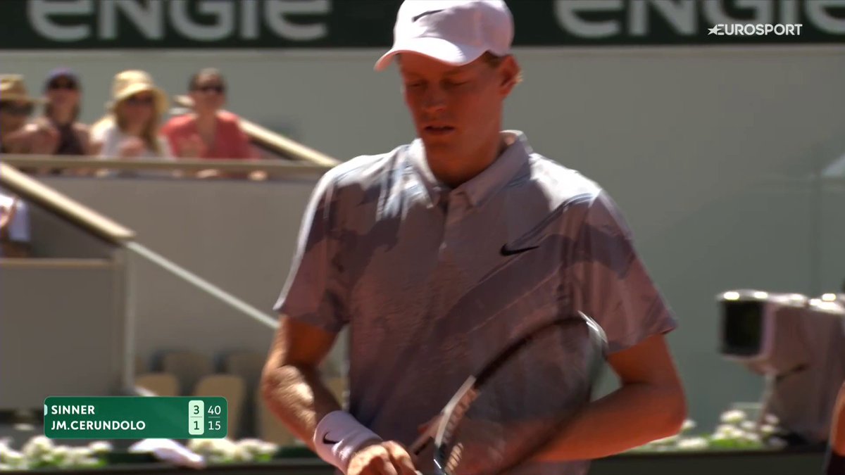 Queste variazioni di Jannik 😵💫🧡 📲 Il match tra Jannik Sinner e Juan Manuel Cerundolo è in live ora su HBO Max e Discovery+ #Tennis #RolandGarros #Sinner