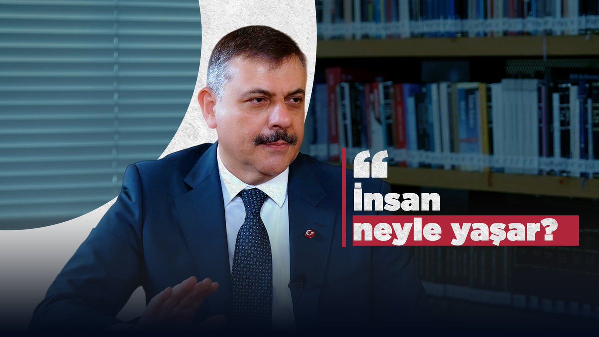 "İnsan neyle yaşar?" Tolstoy da soruyor bunu zaten,. "İnsan neyle yaşar" diyor ve sevgiyle yaşadığını söylüyor. Tolstoy'un cevabı bu. Bence de öyle. Anne babanıza bir cümle kurmak isteseniz ne olur? Babamı 38 yaşında kaybettim. Bir gün aniden babamı kaybetme korkusu benim içimde yer etmişti. O yüzden babamı sevdiğimi, babamı çok sevdiğimi ve bir gün onu kaybetmekten korktuğumu hiç kendisine söyleyemedim. Vefat ettiğinde de zaten geç kalmıştım. >> Gazeteci Nil Gülsüm röportajımızdan
