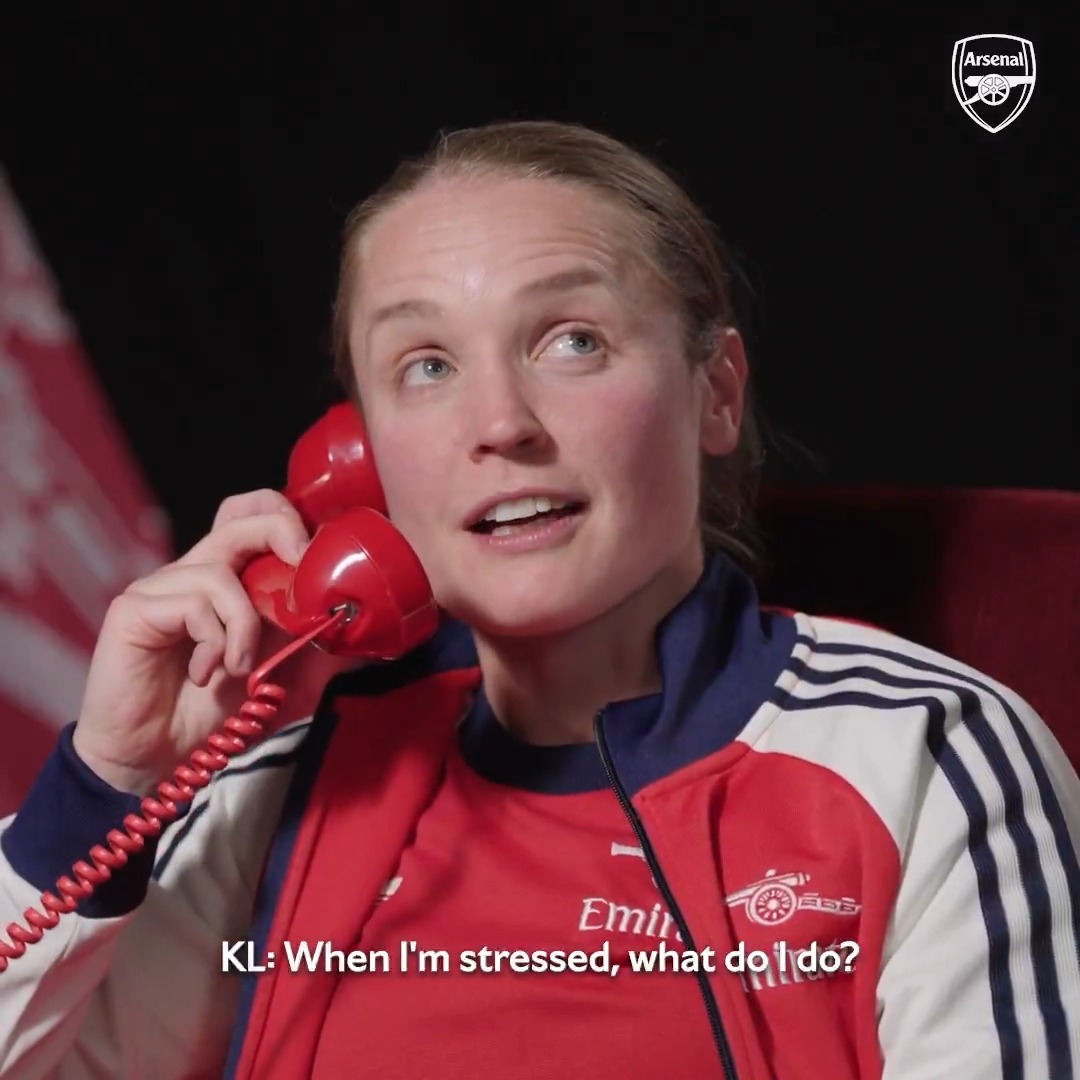 How does our skipper deal with stressful situations? 🧘‍♀️ This is Agony Arsenal with Kim Little ☎️