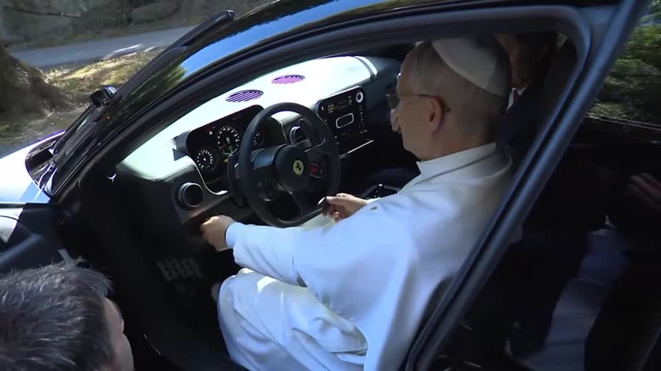 ローマ教皇レオ14世は26日、ローマ近郊の別邸でフェラーリ初の完全電気自動車(EV)「ルーチェ」に試乗した。