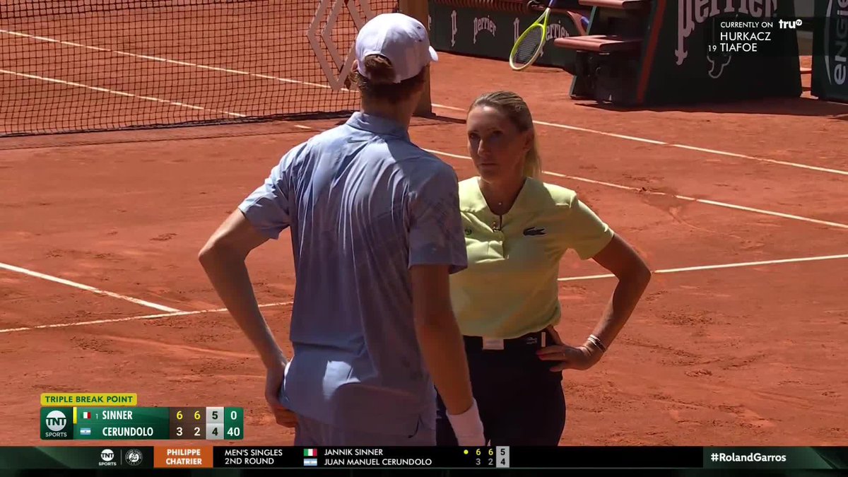 No. 1 Jannik Sinner exited the court after dealing with apparent cramps. #RolandGarros