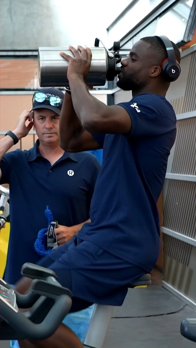 A big water bottle for Big Foe 😂 Dehydration fears Frances Tiafoe 💧