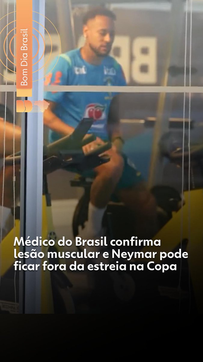 O médico da Seleção Brasileira, Rodrigo Lasmar, confirmou que o atacante Neymar tem uma lesão muscular mais séria que o esperado e poderá, inclusive, perder a estreia na Copa do Mundo. Neymar se apresentou na manhã da quarta-feira (27) junto com os demais atletas convocados para a Copa do Mundo, e no início da tarde deixou a Granja Comary para realizar exames em uma clínica. Segundo o resultado dos exames, ao contrário do que o relatado pelo Santos, Neymar não tem apenas um edema, mas sim uma lesão muscular de grau 2 na panturrilha direita. A recuperação pode durar cerca de 3 semanas e, com isso, já é certo que o atacante irá perder os amistosos contra Panamá, no domingo (31), e Egito, no dia 6. A estreia do Brasil na Copa do Mundo será no dia 13, contra Marrocos. #g1