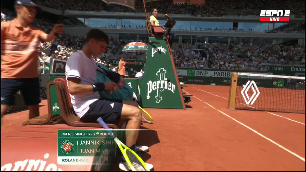 🥵🔥 AL QUINTO SET NOS VAMOS. Sinner sin moverse y Cerúndolo que mete todas las pelotas, se quedó con la cuarta manga por 6-1. 📺 Mirá #RolandGarros en el Plan Premium de Disney Plus.