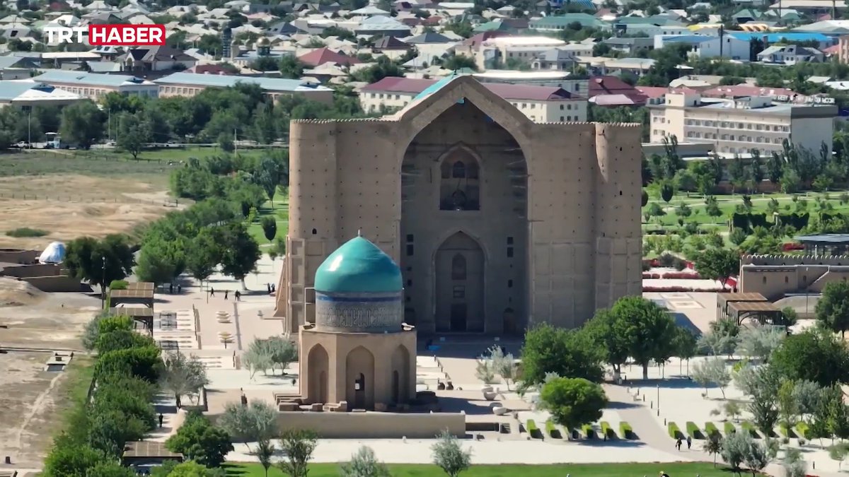 Kazakistan'ın Türkistan şehrinde Türk dünyasına ait sayısız eser yer alıyor. Bunların başında da Hoca Ahmet Yesevi'nin türbesi geliyor. Türbe, ihtişamlı yapısı ve manevi iklimiyle her yıl dünyanın dört bir yanından ziyaretçi akınına uğruyor.