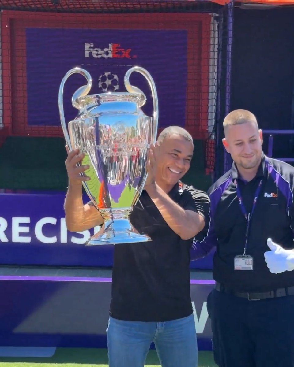 A special delivery in Budapest from a Champions League winner 🇭🇺 Cafu 📦🤝🏆 Heroes' Square FedEx Europe | #UCLtrophydelivery