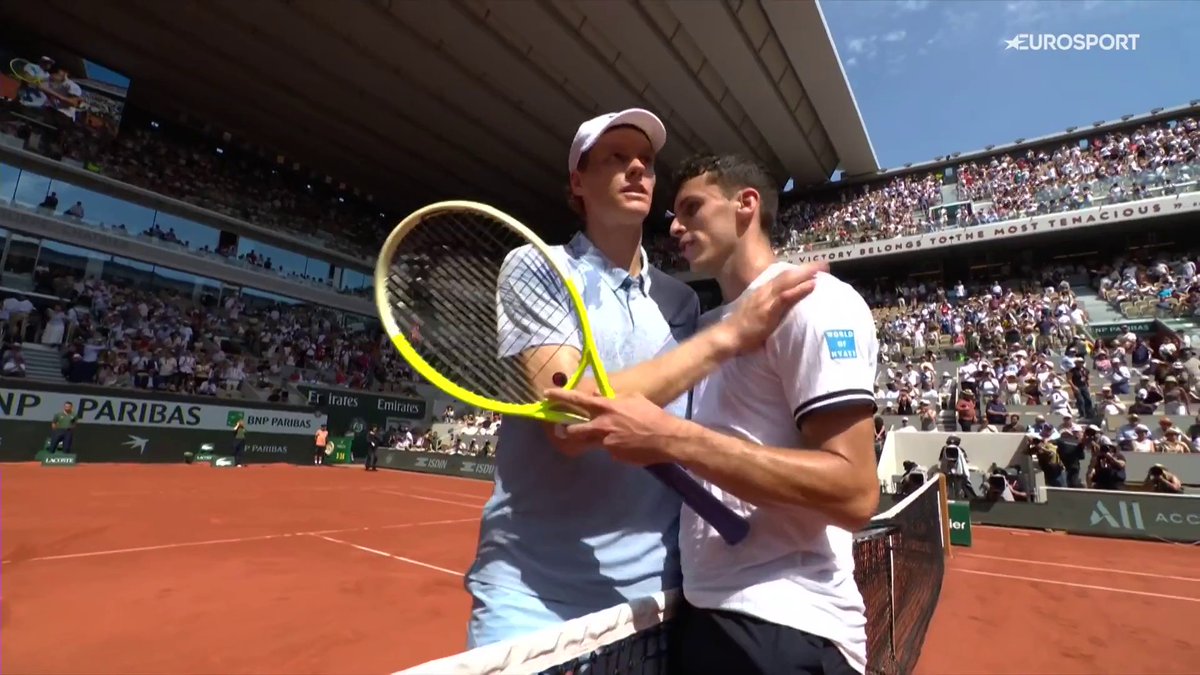 ES UNA DE LAS MAYORES SORPRESAS DE LA HISTORIA DEL DEPORTE Jannik Sinner, seis Masters 1000 seguidos, 30 victorias seguidas, ultrafavoritísimo en Roland-Garros… eliminado en 2R ante el 56 del mundo. Ganaba 6-3, 6-2 y 5-1 😳😳😳