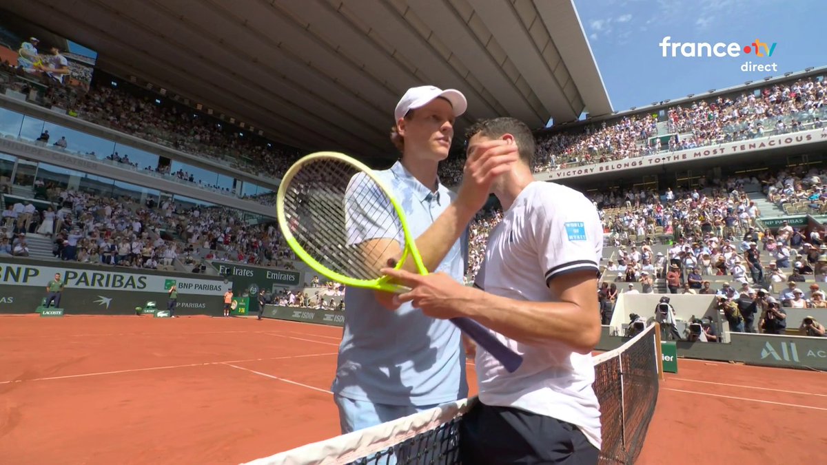 🚨🇫🇷🇮🇹🎾 ALERTE INFO | Coup de tonnerre ! Large favori pour Roland-Garros, Jannik Sinner est ÉLIMINÉ au deuxième tour, diminué par une blessure.