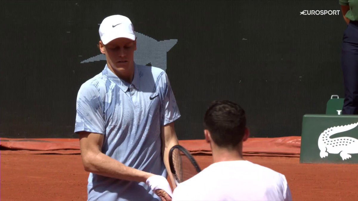 Mezzogiorno di fuoco a Parigi, dove Jannik Sinner, dominati due set con J.M. Cerundolo fino a servire per il match su 5-2 nel terzo, accusa un malore e crolla all’improvviso con il corpo e nel punteggio. Cerundolo Jr vince incredulo 3-6 2-6 7-5 6-1 6-1🤕 Dai match-point in finale di un anno fa, Parigi è ancora stregata per Jannik ❌ #Tennis #RolandGarros #Sinner