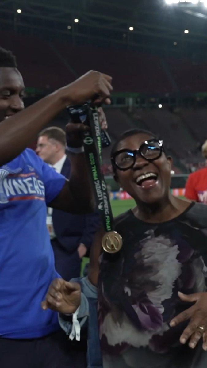Eddie Nketiah's mum couldn't wait to try on his winners' medal 🥇❤️